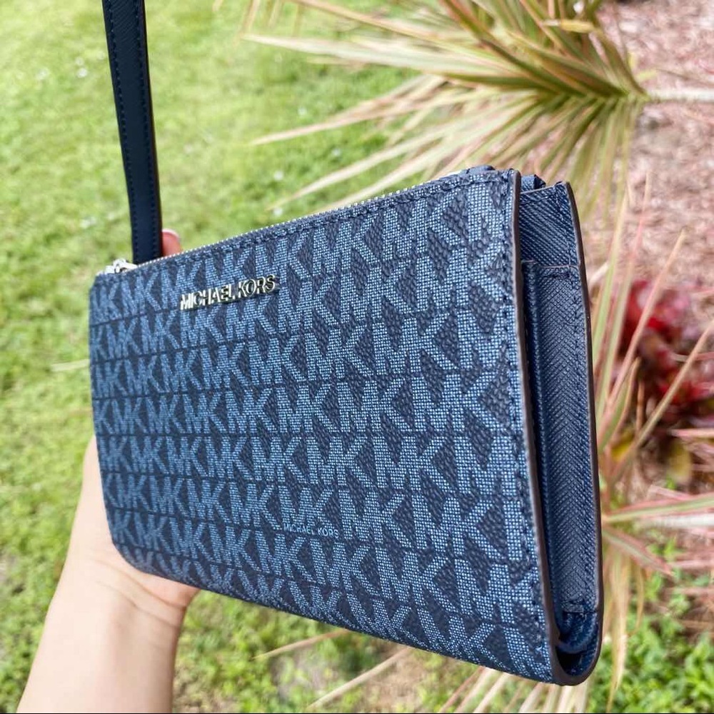 Gaby’sBags💕Michael Kors Large Wristlet - Picture 2 of 5